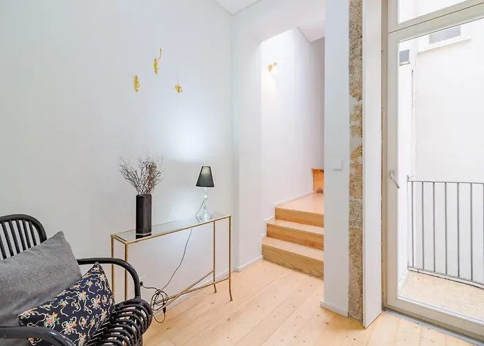 Spacious 2-bedroom Retreat In Apartman Porto