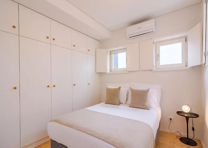 Spacious 2-bedroom Retreat In Apartament