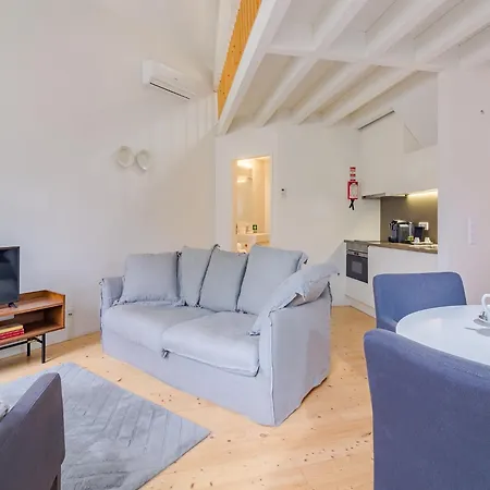 Spacious 2-bedroom Retreat In Apartment *